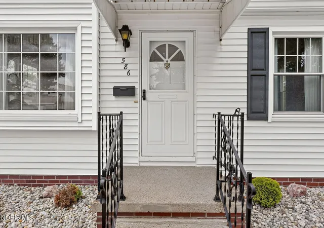 Photo 4 of Single family home for sale at 586 Sylvandale Ave, Oregon, OH 43616 | MLS# 10011826 | Listing updated on 2026-09-12