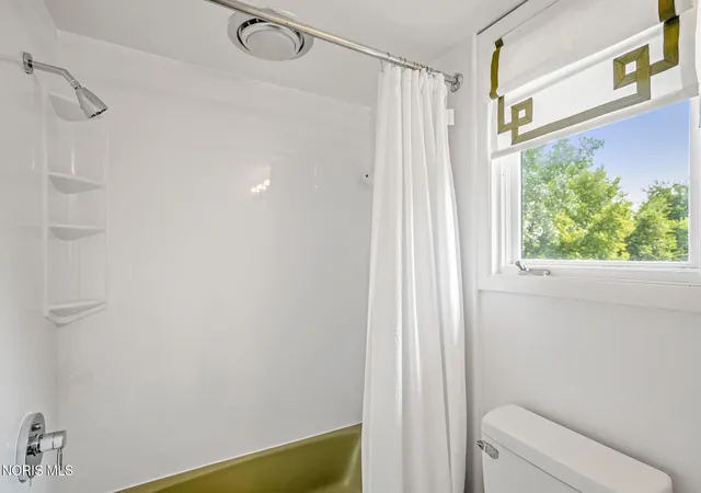 Listing Photo 2 - Condo for sale in building located at 6626 Kingsbridge Dr, Sylvania, OH 43560