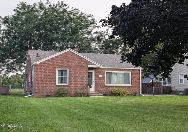 Photo 2 of Single family home for sale at 404 E Union St, Walbridge, OH 43465 | MLS# 10011915 | Listing updated on 2026-09-08