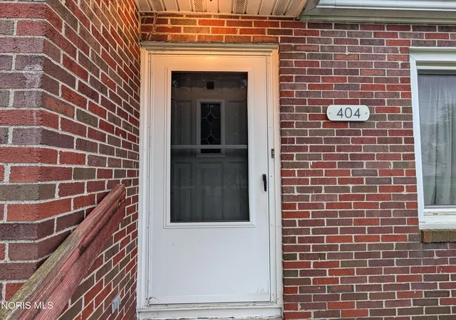 Photo 3 of Single family home for sale at 404 E Union St, Walbridge, OH 43465 | MLS# 10011915 | Listing updated on 2026-09-08
