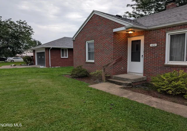 Photo 4 of Single family home for sale at 404 E Union St, Walbridge, OH 43465 | MLS# 10011915 | Listing updated on 2026-09-08