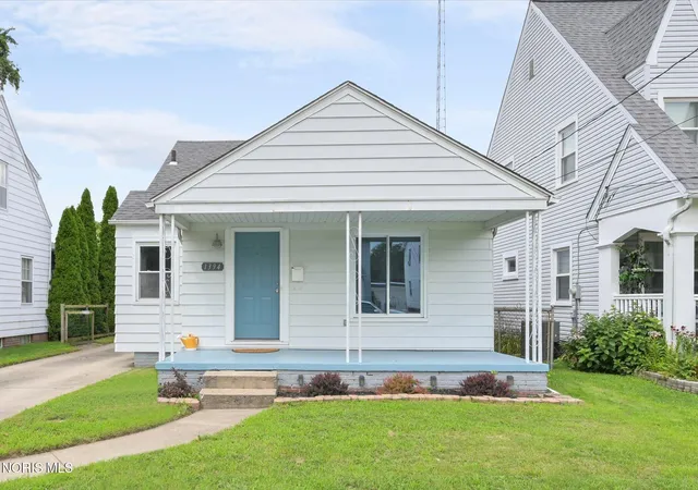 Photo 3 of Single family home for sale at 1394 Wildwood Rd, Toledo, OH 43614 | MLS# 10011935 | Listing updated on 2026-10-01