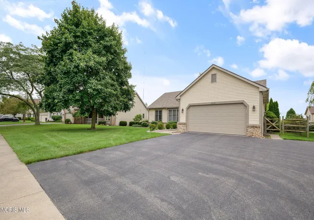 Photo 2 of Sale Pending at 10441 White Oak Dr, Perrysburg, OH 43551 | MLS# 10011965 | Listing updated on 2026-09-04
