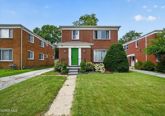 Photo 3 of Sale Pending at 2157 Evansdale Ave, Toledo, OH 43607 | MLS# 10011989 | Listing updated on 2026-08-17