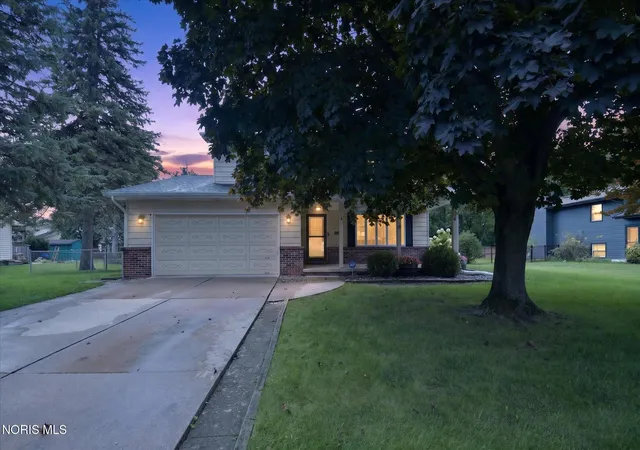 2nd image of 528 Fairfield Park Dr, Maumee, OH 43537 | MLS# 10012025