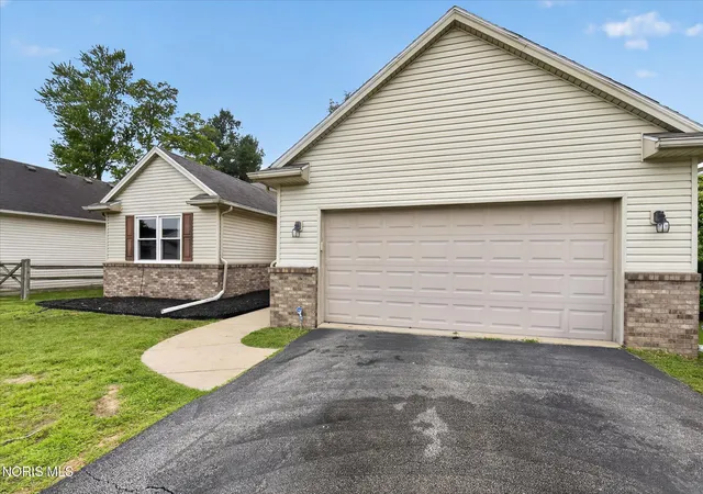 Photo 4 of Single family home for sale at 514 Highland Crk Ct, Holland, OH 43528 | MLS# 10012088 | Listing updated on 2026-09-01