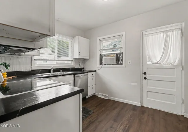 Photo 3 of Single family home for sale at 5518 Merriman Dr, Sylvania, OH 43560 | MLS# 10012015 | Listing updated on 2026-09-23