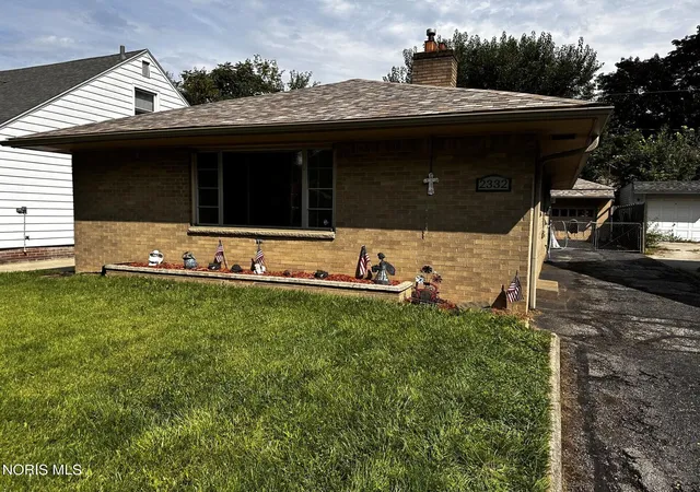 Photo 2 of Sale Pending at 2332 Beaufort Ave, Toledo, OH 43613 | MLS# 10012028 | Listing updated on 2026-09-09