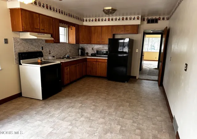 Photo 4 of Sale Pending at 2332 Beaufort Ave, Toledo, OH 43613 | MLS# 10012028 | Listing updated on 2026-09-09