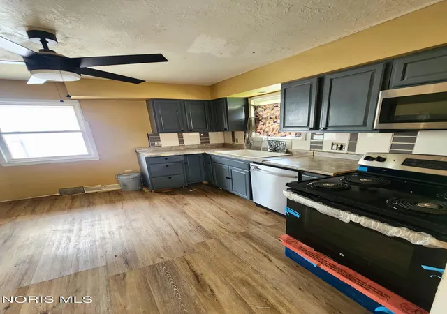 Photo 4 of Single family home for sale at 557 Whitlock Ave, Toledo, OH 43605 | MLS# 10012035 | Listing updated on 2026-10-27