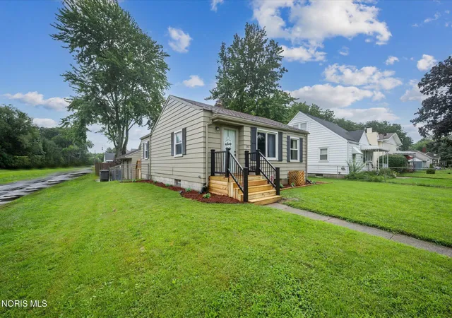 1st image of 1301 Stanwix Dr, Toledo, OH 43614 | MLS# 10012055