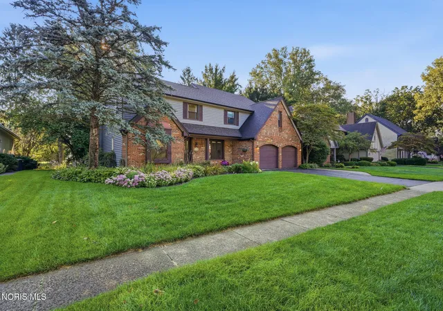 Photo 2 of Single family home for sale at 2716 Stoneleigh Dr, Toledo, OH 43617 | MLS# 10012381 | Listing updated on 2026-09-10