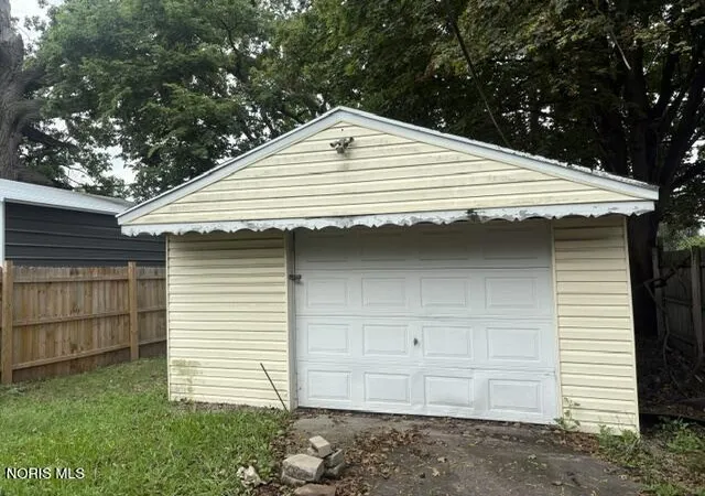 Photo 3 of Single family home for sale at 2045 Fairfax Rd, Toledo, OH 43613 | MLS# 10012086 | Listing updated on 2026-08-20