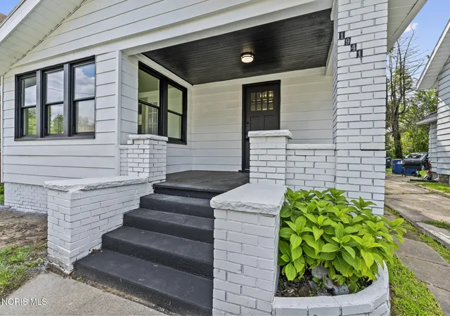 Photo 2 of Sale Pending at 1941 Parkdale Ave, Toledo, OH 43607 | MLS# 10012101 | Listing updated on 2026-09-01