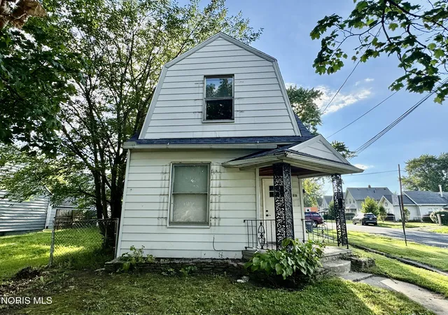 Photo 2 of Single family home for sale at 1102 White St, Toledo, OH 43605 | MLS# 10012333 | Listing updated on 2026-08-28