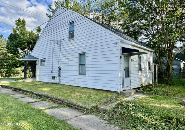 Photo 3 of Single family home for sale at 1102 White St, Toledo, OH 43605 | MLS# 10012333 | Listing updated on 2026-09-29