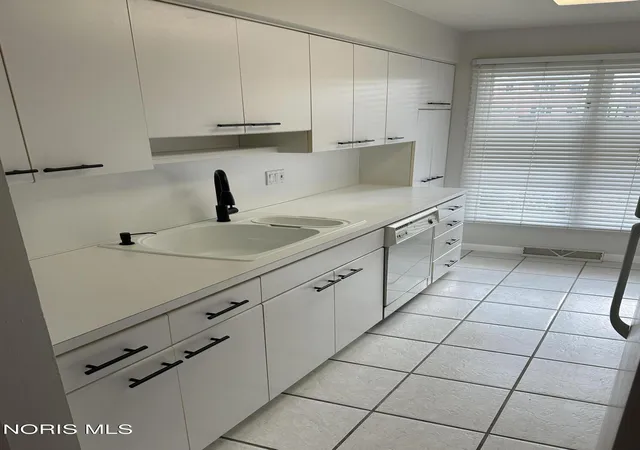 Listing Photo 5 - Condo for sale in building located at 5122 Regency Dr, Toledo, OH 43615 - Unit #2