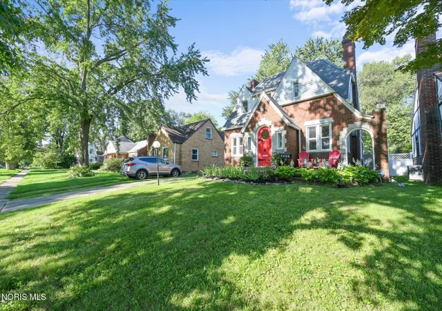 Photo 3 of Single family home for sale at 2935 Algonquin Pkwy, Toledo, OH 43606 | MLS# 10012204 | Listing updated on 2026-10-02