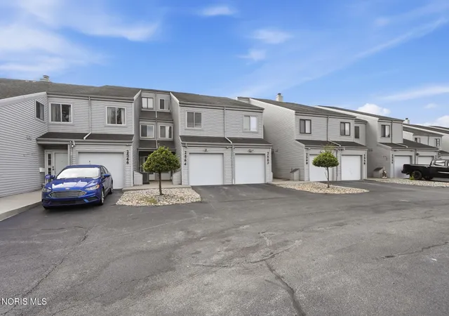 Listing Photo 4 - Condo for sale in building located at 2564 W Vlg Dr, Toledo, OH 43614