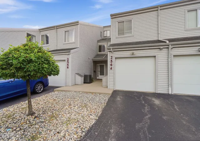 Listing Photo 5 - Condo for sale in building located at 2564 W Vlg Dr, Toledo, OH 43614