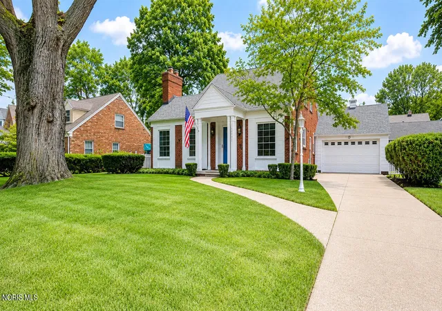Photo 2 of Sale Pending at 2352 Densmore Dr, Toledo, OH 43606 | MLS# 10012356 | Listing updated on 2026-09-03