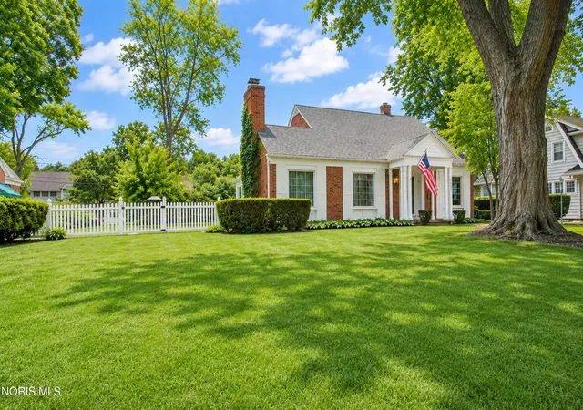 Photo 2 of Sale Pending at 2352 Densmore Dr, Toledo, OH 43606 | MLS# 10012356 | Listing updated on 2026-09-03