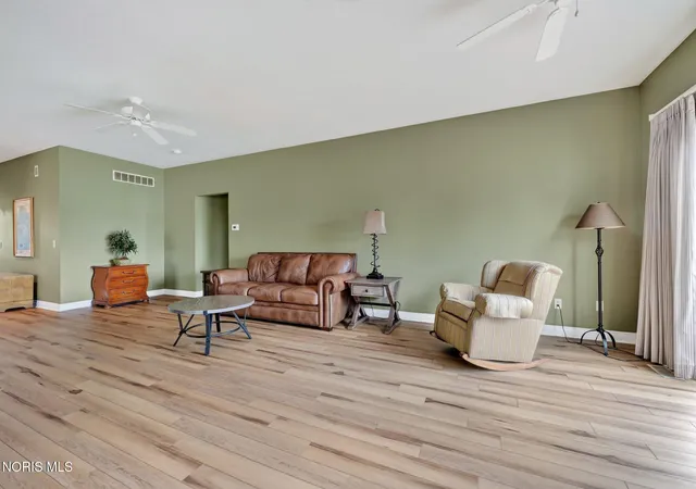 Photo 3 of Sale Pending at 4828 Port Dr, Maumee, OH 43537 | MLS# 10012304 | Listing updated on 2026-09-26