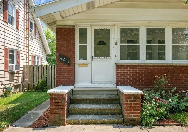 Photo 3 of Sale Pending at 4214 Eastway St, Toledo, OH 43612 | MLS# 10012332 | Listing updated on 2026-09-17