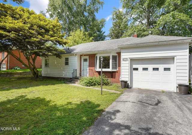 Photo 1 of Sale Pending at 916 Gustin Ave, Bowling Green, OH 43402 | MLS# 10012556 | Listing updated on 2026-10-01