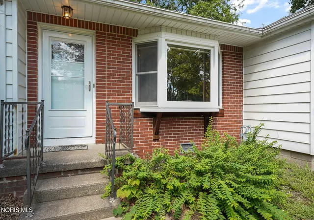 Photo 2 of Sale Pending at 916 Gustin Ave, Bowling Green, OH 43402 | MLS# 10012556 | Listing updated on 2026-10-01