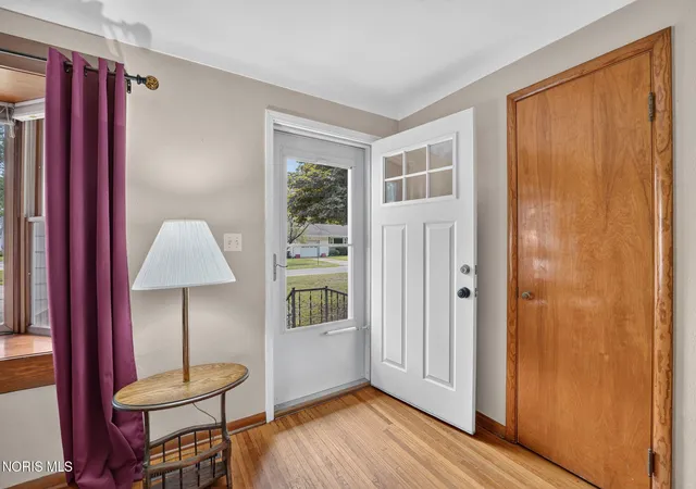Photo 3 of Sale Pending at 916 Gustin Ave, Bowling Green, OH 43402 | MLS# 10012556 | Listing updated on 2026-10-01