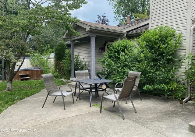 Photo 3 of Sale Pending at 5415 Fenwick Dr, Toledo, OH 43623 | MLS# 10012326 | Listing updated on 2026-09-24