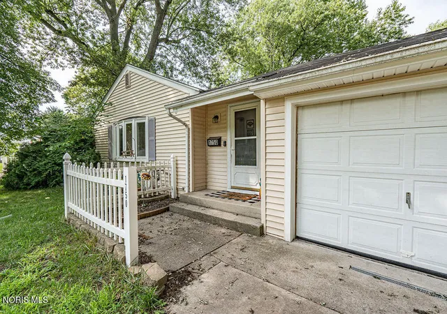 Photo 3 of Single family home for sale at 1750 Newport Ave, Toledo, OH 43613 | MLS# 10012335 | Listing updated on 2026-09-18