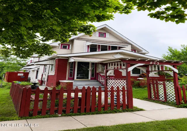 Photo 2 of Single family home for sale at 823 Clay Ave, Toledo, OH 43608 | MLS# 10012466 | Listing updated on 2026-09-11