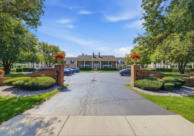 Listing Photo 2 - Condo for sale in building located at 4243 W Bancroft St, Ottawa Hills, OH 43615 - Unit #Apt 101w