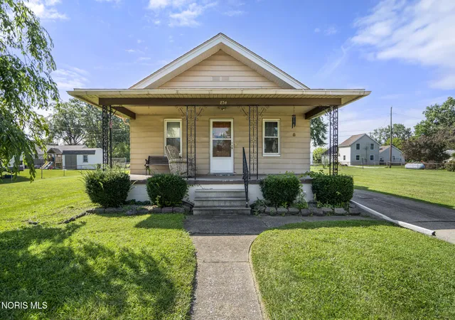 Photo 1 of Single family home for sale at 834 Gibson Dr, Toledo, OH 43612 | MLS# 10012372 | Listing updated on 2026-09-20