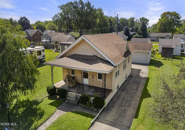 Photo 3 of Single family home for sale at 834 Gibson Dr, Toledo, OH 43612 | MLS# 10012372 | Listing updated on 2026-09-20