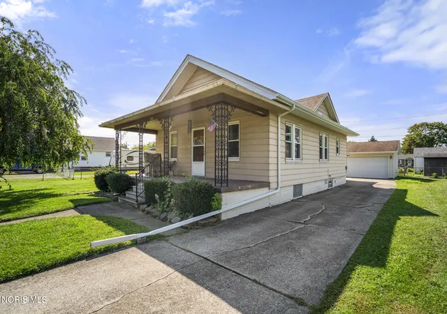 Photo 4 of Single family home for sale at 834 Gibson Dr, Toledo, OH 43612 | MLS# 10012372 | Listing updated on 2026-09-20
