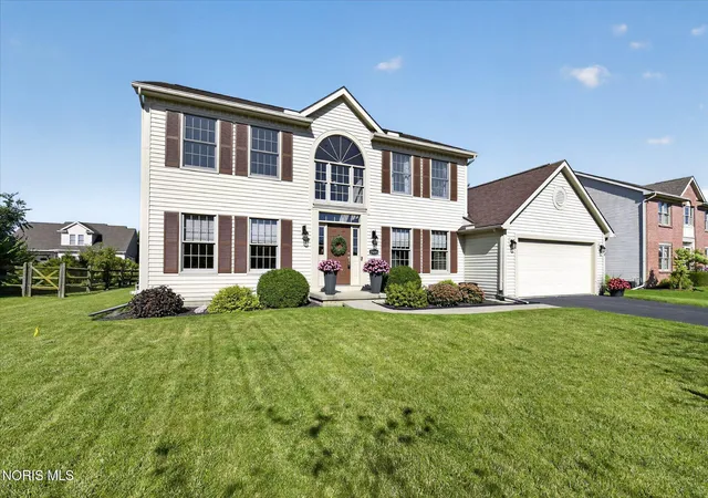 Photo 3 of Single family home for sale at 25095 Belmont Ct, Perrysburg, OH 43551 | MLS# 10012389 | Listing updated on 2026-09-14