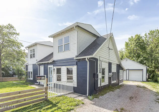 Photo 3 of Single family home for sale at 210 E Poe Rd, Bowling Green, OH 43402 | MLS# 10012418 | Listing updated on 2026-09-21