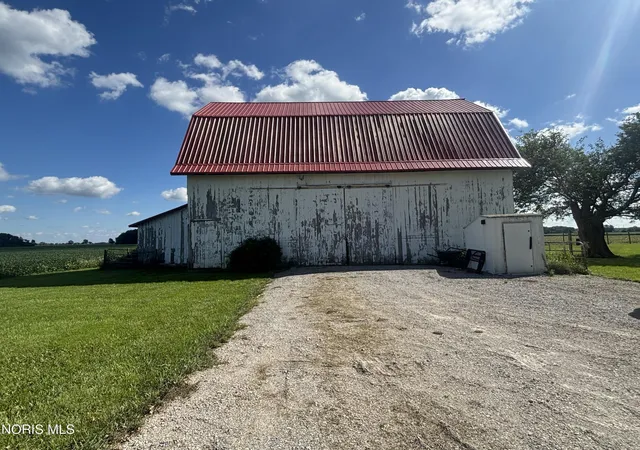 Photo 4 of Sale Pending at 11317 Roachton Rd, Perrysburg, OH 43551 | MLS# 10012409 | Listing updated on 2026-08-31