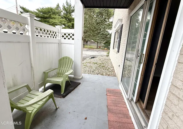 Listing Photo 2 - Condo for sale in building located at 6537 Woodhall Dr, Sylvania, OH 43560 - Unit #Apt 4