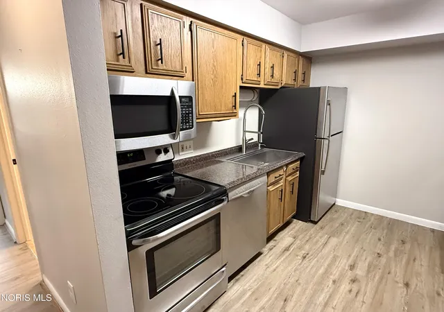Listing Photo 4 - Condo for sale in building located at 6537 Woodhall Dr, Sylvania, OH 43560 - Unit #Apt 4