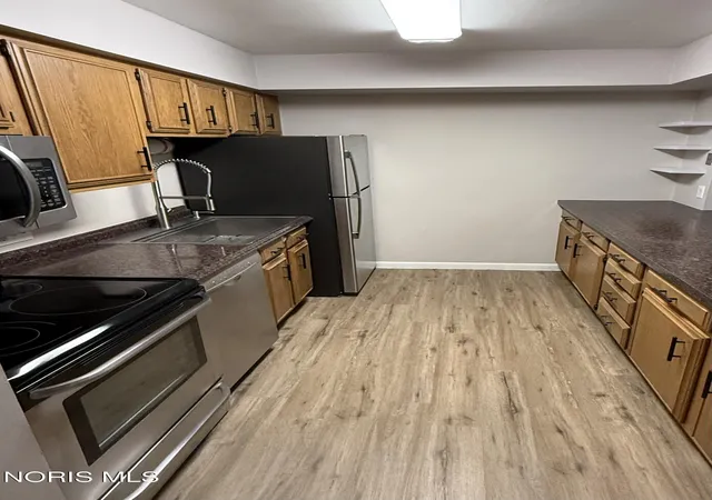 Listing Photo 5 - Condo for sale in building located at 6537 Woodhall Dr, Sylvania, OH 43560 - Unit #Apt 4