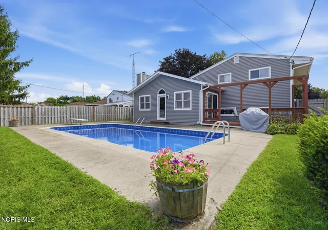Photo 2 of Single family home for sale at 5326 Grosse Point Pkwy, Toledo, OH 43611 | MLS# 10012428 | Listing updated on 2026-08-31