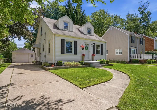 Photo 3 of Sale Pending at 1751 Heatherdowns Blvd, Toledo, OH 43614 | MLS# 10012500 | Listing updated on 2026-09-23