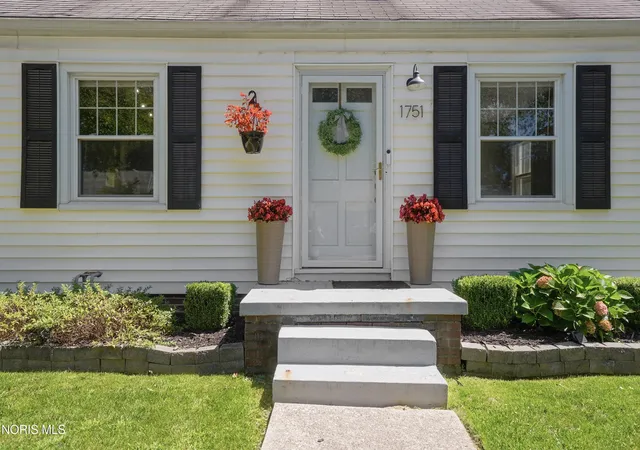 Photo 3 of Sale Pending at 1751 Heatherdowns Blvd, Toledo, OH 43614 | MLS# 10012500 | Listing updated on 2026-09-23
