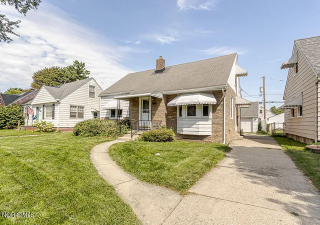 Photo 2 of Sale Pending at 3108 Ravenwood Blvd, Toledo, OH 43614 | MLS# 10012451 | Listing updated on 2026-09-09