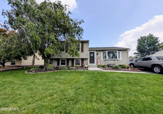 Photo 2 of Single family home for sale at 220 Ember Dr, Oregon, OH 43616 | MLS# 10012520 | Listing updated on 2026-09-01