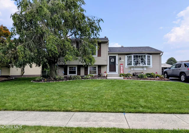 Photo 3 of Single family home for sale at 220 Ember Dr, Oregon, OH 43616 | MLS# 10012520 | Listing updated on 2026-09-01